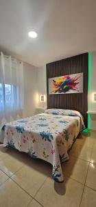 Un dormitorio con una cama con una manta colorida. en Vivienda vacacional Rous, en Los Llanos de Aridane