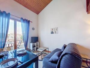 Una sala de estar con un sofá y una mesa de cristal. en Apartment Moulin de la Brunette-6 by Interhome, en Saint-Palais-sur-Mer 20 fotos más