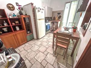 een keuken met een tafel en een koelkast bij Holiday Home RomaMia by Interhome in Mola di Bari
