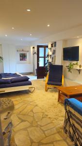 Una habitación con una cama, un sofá y un televisor. en Kleine Auszeit, en Altena