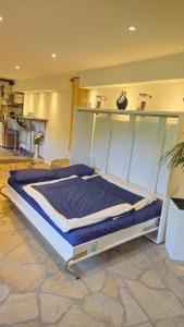 1 cama grande en una habitación con en Kleine Auszeit, en Altena