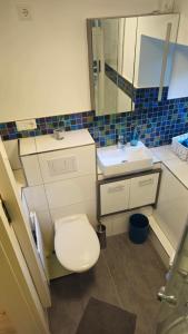 un baño con inodoro y lavabo en Kleine Auszeit, en Altena