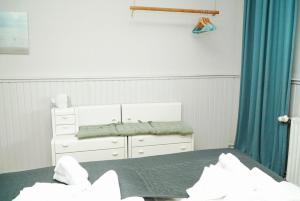 a bedroom with a bed and a dresser at Strandkoje - Strandmuschel in Neustadt in Holstein