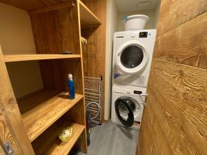 a laundry room with a washer and a washing machine at Duplex de luxe 96m² - Terrasse - Ski au pied - 9 Pers. - FR-1-445-221 in Montgenèvre