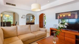 un salon avec un canapé et une télévision dans l'établissement Villa Grazalema 2 - Villa 39 Arcos de la Frontera by Ruralidays, à Arcos de la Frontera