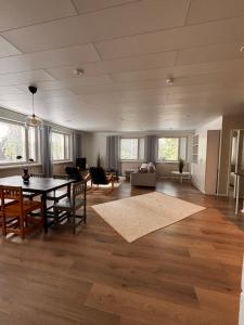 un grand salon avec une table et des chaises dans l'établissement Minna Canthin katu Apartment, à Jyväskylä