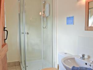 une salle de bain avec douche et lavabo dans l'établissement Blenheim Cottage-19652, à Peasmarsh