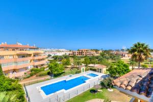 eine Draufsicht auf einen Swimmingpool in einem Resort in der Unterkunft Penthouse La Noria in Mijas Costa