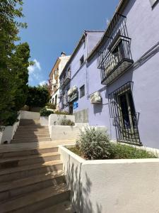 a white building with stairs and a balcony at Hostal L'Escaleta in Oropesa del Mar
