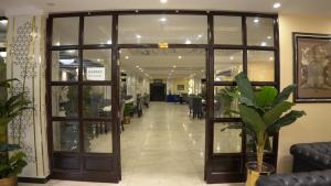 にあるDestination Hotel Naranのガラスのドアと植物のある店のロビー