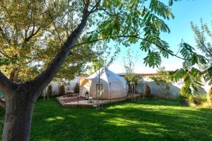 Κήπος έξω από το Unique Glamping Villa with Pool near Sofia,Plovdiv