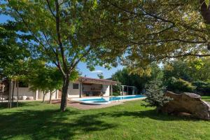 Πισίνα στο ή κοντά στο Unique Glamping Villa with Pool near Sofia,Plovdiv