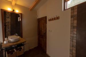 Ένα μπάνιο στο Unique Glamping Villa with Pool near Sofia,Plovdiv +27 φωτογραφίες
