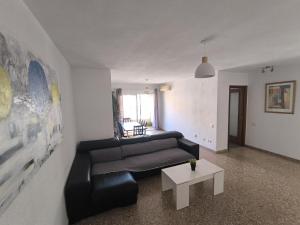 カステリョン・デ・ラ・プラナにあるCastellon Center Modern Spacious Apartmentの黒いソファとテーブルのあるリビングルーム