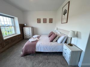 Ένα ή περισσότερα κρεβάτια σε δωμάτιο στο The Church Rooms Devon Escape