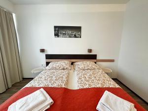 a bedroom with a bed with two towels on it at Studio65 Vienna in Größing