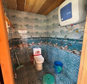 Ένα μπάνιο στο Viraaj Homestay