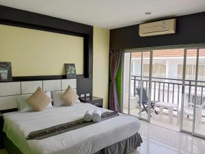 芭东海滩The Star House的一间带大床的卧室和一个阳台 更多67张照片