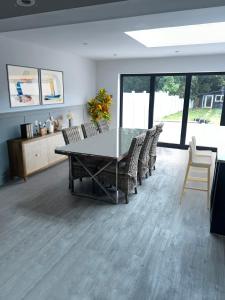een eetkamer met een tafel en stoelen bij Stunning Caterham 4 bedroom home in Kenley