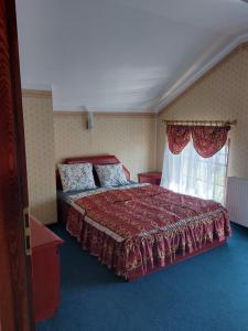 a bedroom with a bed and a window at Pensjonat Oleńka in Ustka