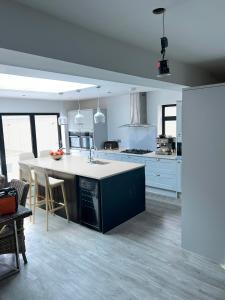 een keuken met een groot kookeiland in het midden bij Stunning Caterham 4 bedroom home in Kenley