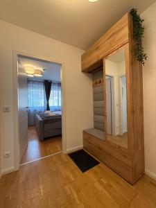 Ένα ή περισσότερα κρεβάτια σε δωμάτιο στο Stylish 1BR Apartment near Favoritenstrasse Central and Cozy
