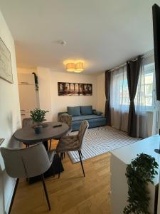 Χώρος καθιστικού στο Stylish 1BR Apartment near Favoritenstrasse Central and Cozy +3 φωτογραφίες