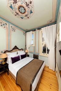 a bedroom with a large bed in a room at Meroddi Barnathan Hotel in Istanbul