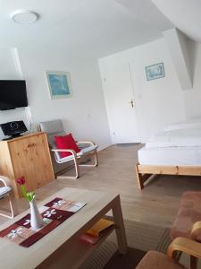 a living room with a bed and a table at Ferienwohnung Wolf in Nietwerder