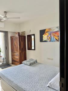 Un dormitorio con una cama y un cuadro en la pared. en Sea view with balcony, en Bombay 10 fotos más