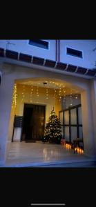 un albero di Natale in una stanza con un edificio di La casina di Mara & Ilaria a L'Aquila