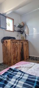 - une chambre avec une armoire en bois dans l'angle dans l'établissement Room Taghazout, à Taghazout