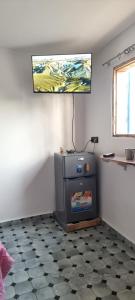 Cette chambre dispose d'une télévision murale et d'un sol. dans l'établissement Room Taghazout, à Taghazout
