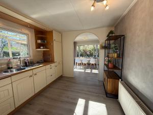 Kuchyň nebo kuchyňský kout v ubytování VELUWE RETREATS PUTTEN - Chalets with Huge Gardens and Private Saunas on Park with Swimming Pool, Cafeteria and More Facilities + 55 fotografií