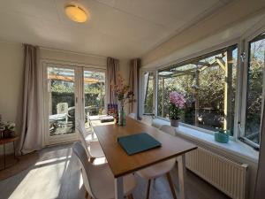 Fotografie z fotogalerie ubytování VELUWE RETREATS PUTTEN - Chalets with Huge Gardens and Private Saunas on Park with Swimming Pool, Cafeteria and More Facilities v destinaci Putten