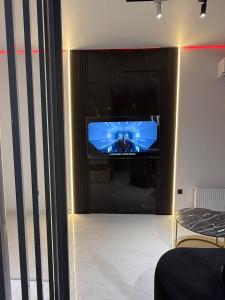 Un televisor en una habitación con chimenea. en Golden House Luxury, en Toshkent-Passajir Bekati