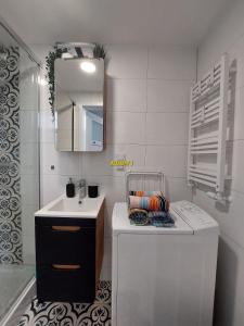 ein Badezimmer mit Waschbecken und Spiegel in der Unterkunft Old Town Stage The Studio Suite Quartet in Krakau