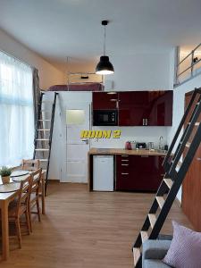 Zimmer mit einer Küche und einem Tisch sowie einer Küche mit einem gmaxwell gmaxwell gmaxwell in der Unterkunft Old Town Stage The Studio Suite Quartet in Krakau