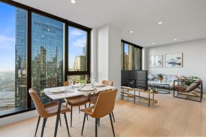 Ruang duduk di Luxury 3BR in Melbourne CBD with Skyline Views, Pool, Gym, Sauna