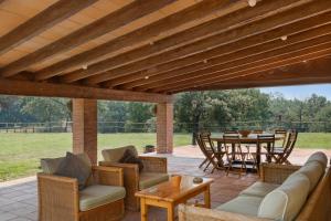 Sant Iscle de VallaltaにあるCan Rocosaのパティオ(テーブル、椅子、木製パーゴラ付)