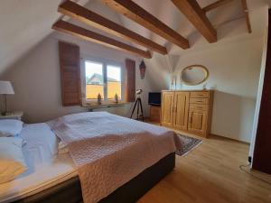una camera da letto con un letto grande e una finestra di "Ruheoase" a Fehmarn