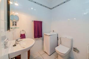 ロス・クリスティアーノスにあるcolina apartmentの白いバスルーム(トイレ、シンク付)