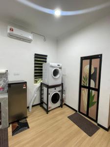 マランにあるEL Homestayの電子レンジとコンロのあるテーブルのある部屋