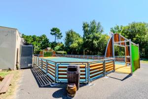 una piscina con un trampolino e un parco giochi di Appartement de type 2 cabine pour 4 personnes a Parentis-en-Born