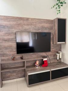 Μια τηλεόραση ή/και κέντρο ψυχαγωγίας στο Personal Home - Estilo e conforto com garagem