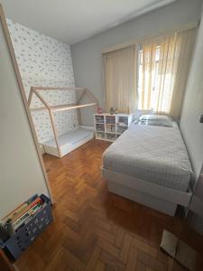Ένα ή περισσότερα κρεβάτια σε δωμάτιο στο Personal Home - Estilo e conforto com garagem