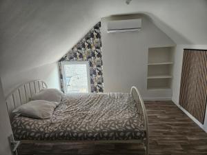 Ένα ή περισσότερα κρεβάτια σε δωμάτιο στο Petite maison au calme