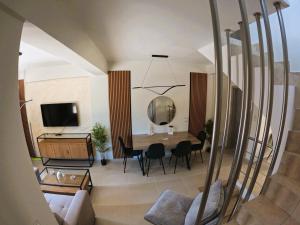 TV a/nebo společenská místnost v ubytování Elegant 4BR Maisonette For Families and Groups