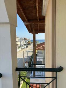 Elle comprend un balcon offrant une vue sur la rue et l'océan. dans l'établissement Villa Dina, à Paralia Dionisiou 5 autres photos