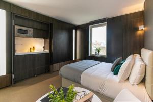 una camera da letto con un letto grande e una finestra di Hounslow Central Studio Aparments a Hounslow